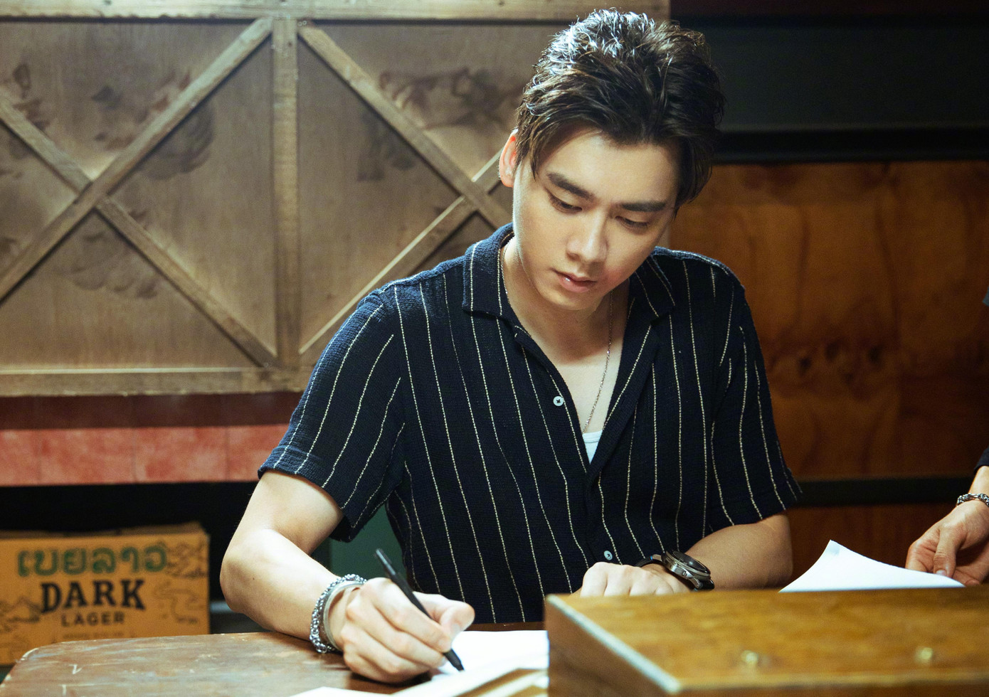 Lý Dịch Phong bị tạm giam và phạt hành chính vì mua dâm. Các thương hiệu ngay lập tức hủy hợp tác với nam diễn viên. Lý Dịch Phong bị tạm giam và phạt hành chính vì mua dâm. Các thương hiệu ngay lập tức hủy hợp tác với nam diễn viên.