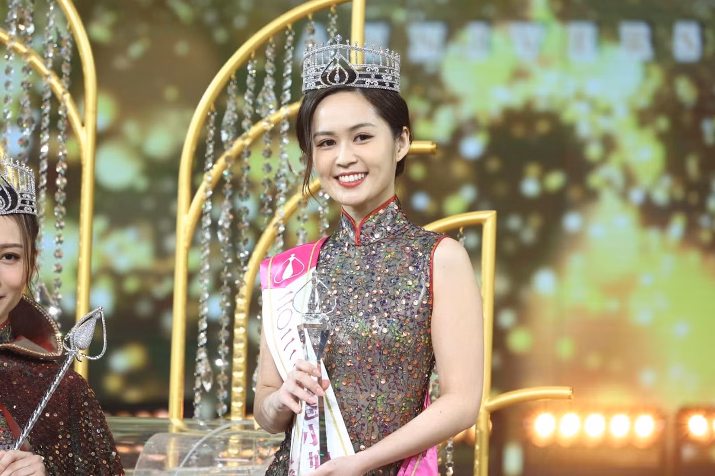 Lương Siêu Di (26 tuổi), có gương mặt khả ái, vóc dáng cân đối, cô từ Mỹ về dự thi hoa hậu. Cô cũng là một trong ba thí sinh được yêu thích nhất cuộc thi Hoa hậu Hong Kong 2022. Lương Siêu Di giành thêm giải phụ Người đẹp ăn ảnh nhất.