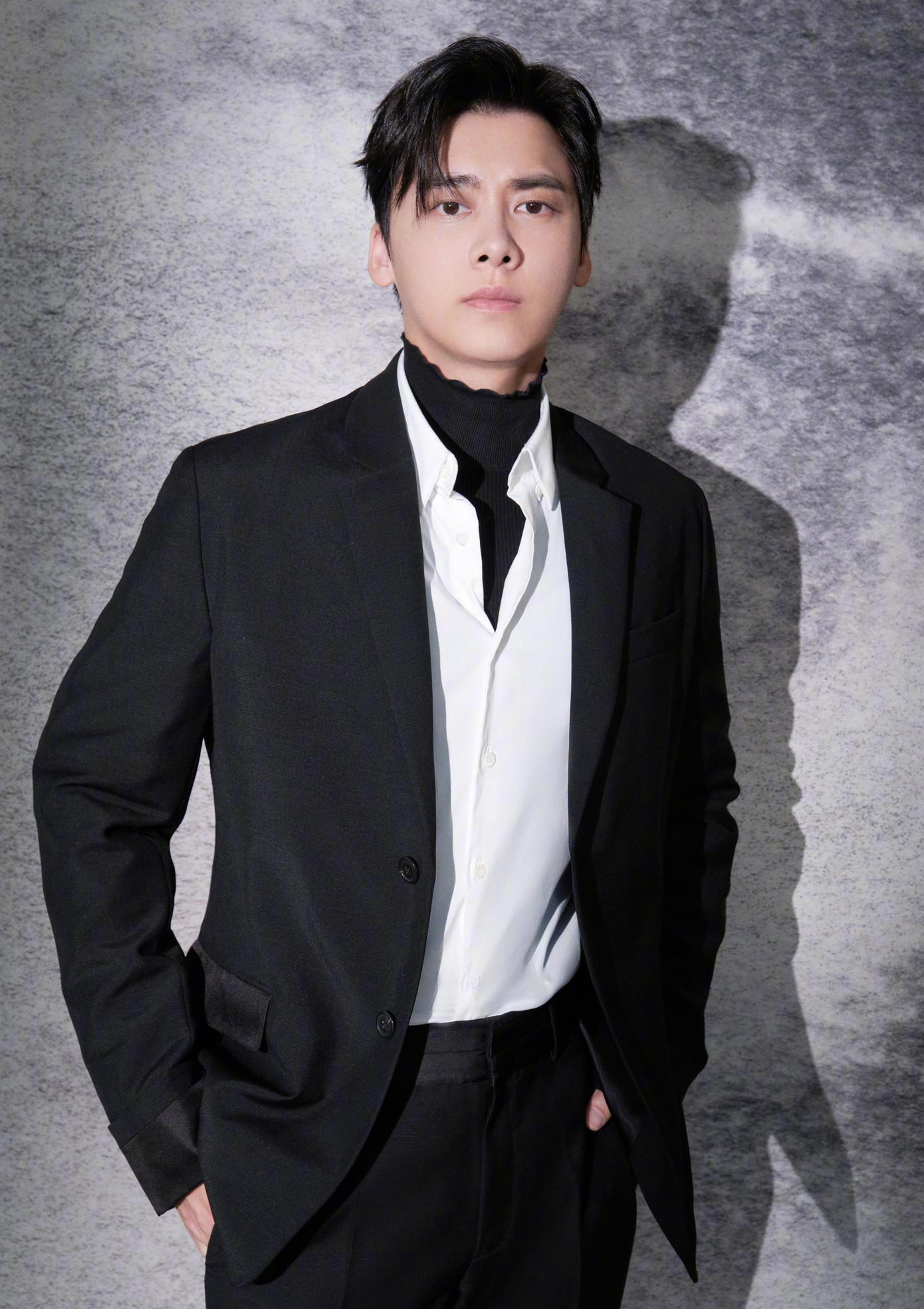 Loan Loan quen biết với Seungri và giới thiệu thành viên Bigbang với Lý Dịch Phong. Loan Loan quen biết với Seungri và giới thiệu thành viên Bigbang với Lý Dịch Phong.