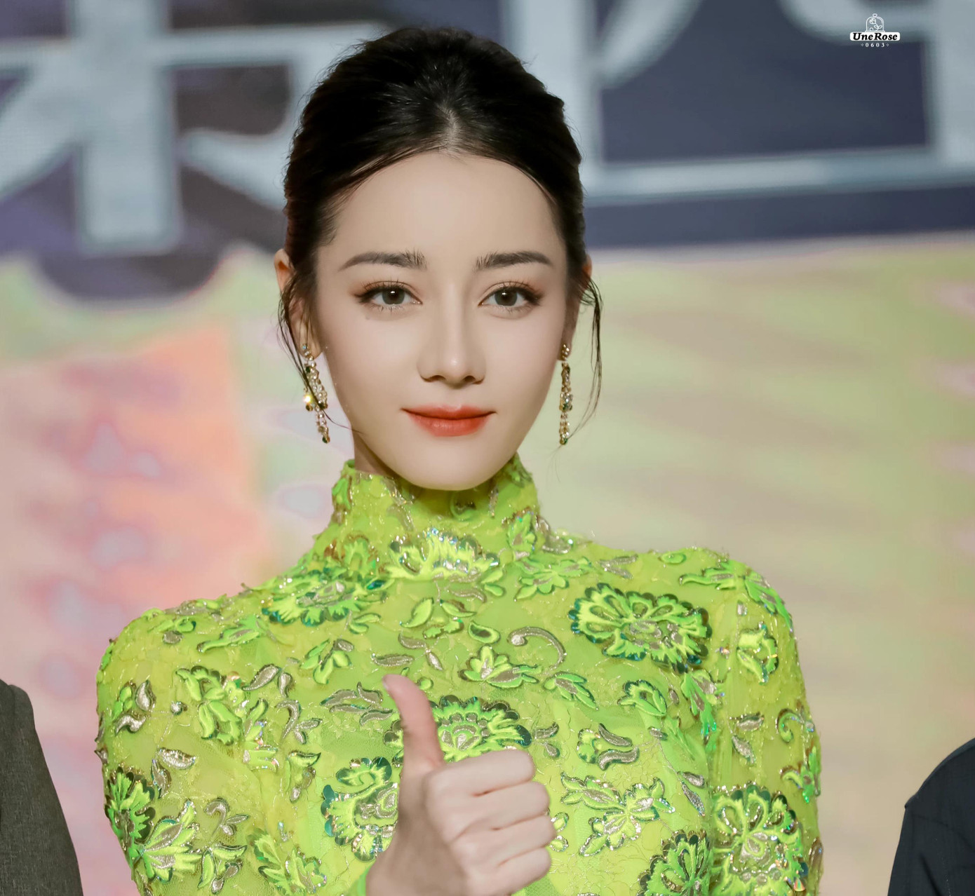 Ngày 23/9, Địch Lệ Nhiệt Ba tham gia một sự kiện thương mại. Mỗi lần xuất hiện, mỹ nhân Tân Cương lại gây sốt với tạo hình quyến rũ, nổi bật, xứng đáng là "nữ hoàng thảm đỏ" thế hệ mới.