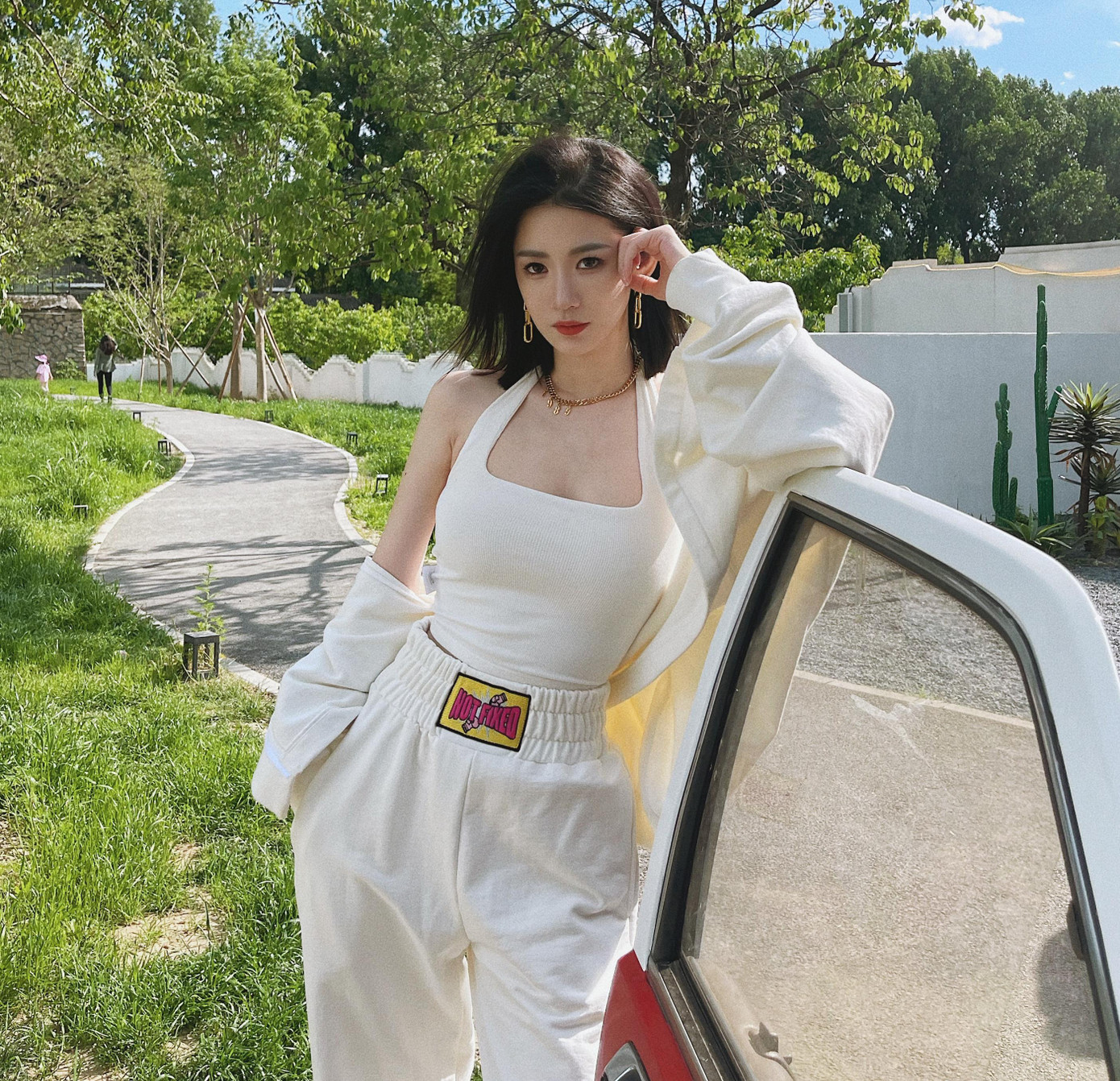 Ngoài ra, Loan Loan quen nam ca sĩ Hàn Quốc Seungri từ năm 2015. Mỗi lần Seungri tổ chức tiệc sinh nhật, người đẹp đều tham gia. Năm 2018, Seungri mở bữa tiệc Welcome Chinese friends, lúc này Lý Dịch Phong đang ở Hàn Quốc chụp ảnh tạp chí.