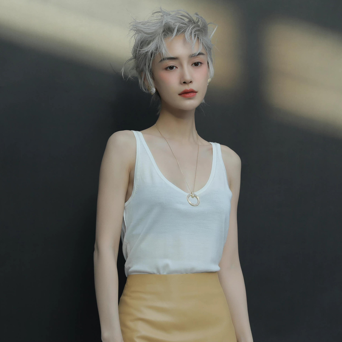 Xuất thân là người mẫu ảnh, khả năng tạo hình là một trong những thế mạnh của Angelababy. Cô cũng là tiểu hoa đán 8X được giới thời trang săn đón. Tuy nhiên, khả năng diễn xuất của cô lại không được công nhận.