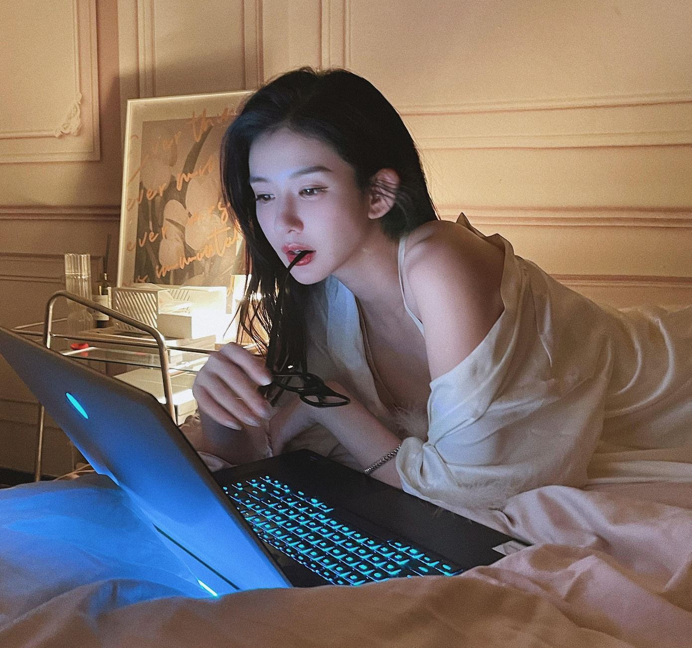 Loan Loan thường khoe cuộc sống xa hoa, đi du lịch nhiều nơi trên trang cá nhân. Cô không ngại quay lại quá trình phẫu thuật thẩm mỹ để có được nhan sắc hoàn hảo hiện tại. Người đẹp này còn chia sẻ các bí kíp làm đẹp để phục vụ chuyện riêng tư. Do đó, danh tiếng của Loan Loan không đẹp trong mắt công chúng. Fan của Lý Dịch Phong từng phản đối khi biết tin thần tượng hẹn hò với cô.