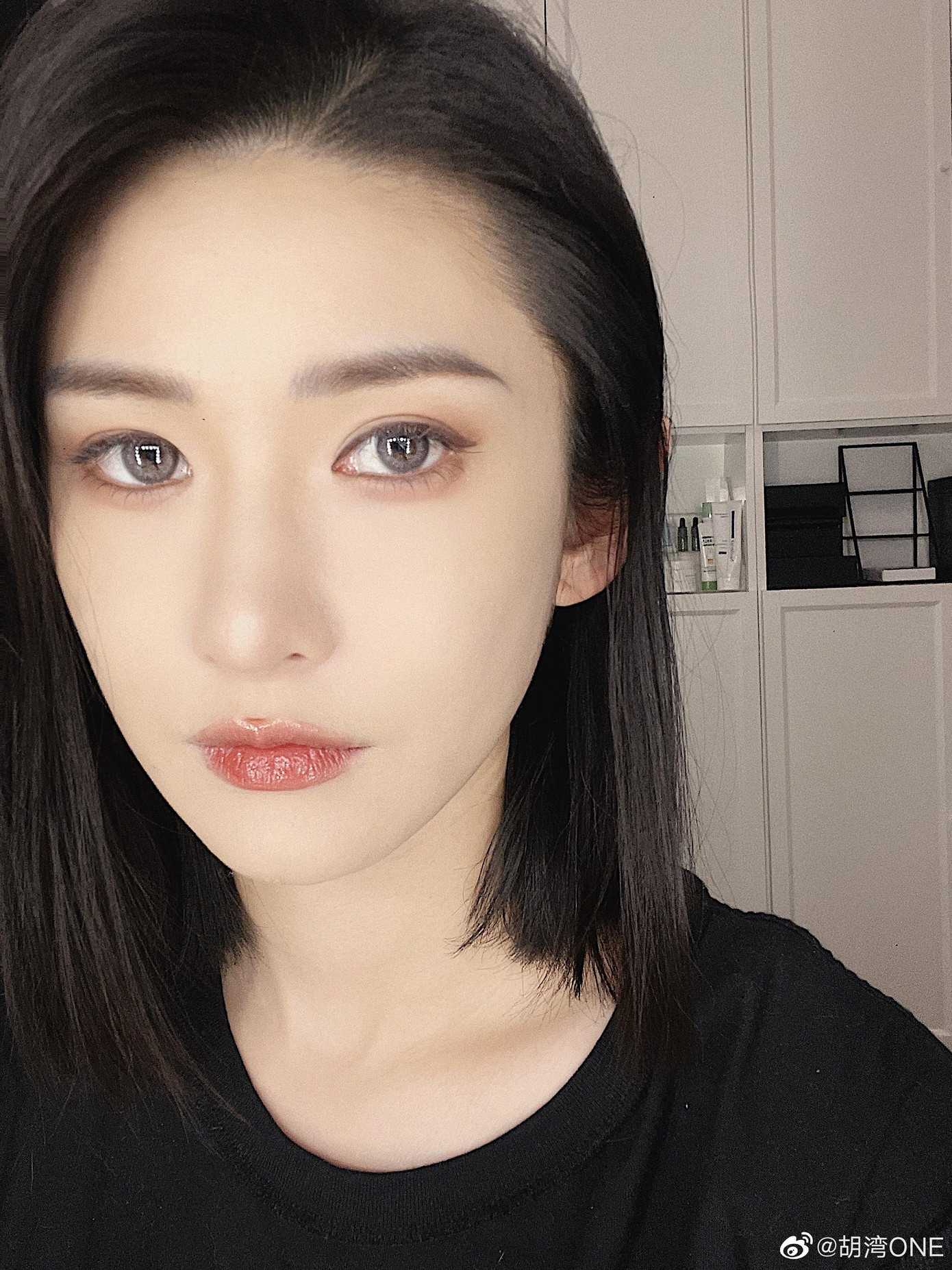 Năm 2017, Loan Loan và Vương Gia Nhĩ bị bắt gặp đi chơi cùng nhau tại Thái Lan làm dấy lên tin đồn hẹn hò. Nhưng sau đó, cô lại vướng tin đi du lịch với Lý Dịch Phong.