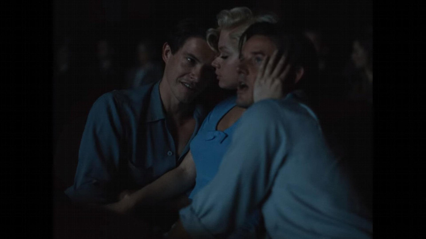 Phim có nhiều cảnh nóng quá mức.