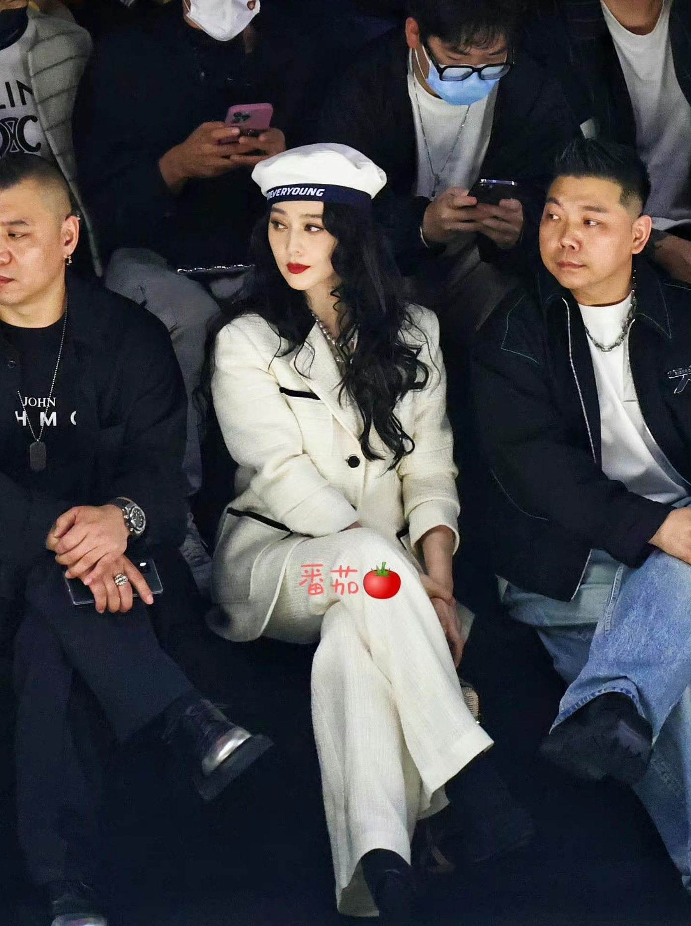 Ảnh được chụp trong điều kiện thiếu sáng, Phạm Băng Băng vẫn tỏa sáng với làn da trắng sứ.