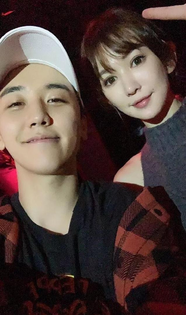 Loan Loan quen biết với Seungri và giới thiệu thành viên Bigbang với Lý Dịch Phong. Loan Loan quen biết với Seungri và giới thiệu thành viên Bigbang với Lý Dịch Phong.