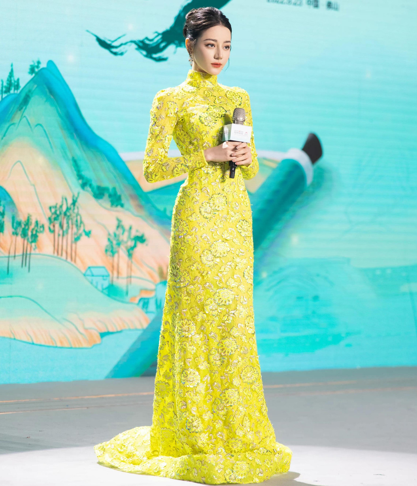 Về đời tư, Địch Lệ Nhiệt Ba vướng tin hẹn hò bạn diễn Hoàng Cảnh Du, Dương Dương. Tuy nhiên, người đẹp không thừa nhận.