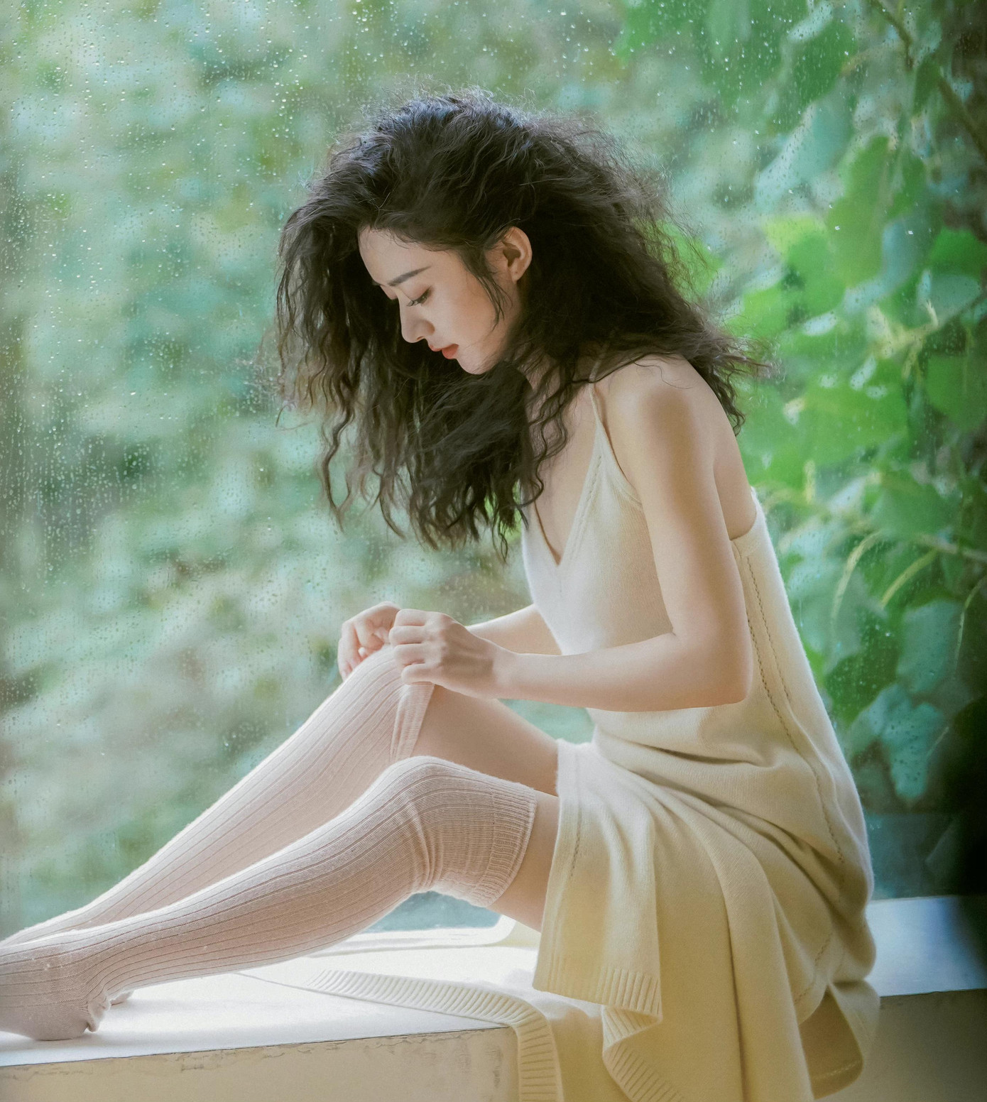 Theo Sina, Triệu Lệ Dĩnh không được đánh giá cao trong cách chụp hình và phong cách thời trang. Nữ diễn viên nhiều lần bị chê quê mùa, đơ cứng khi chụp ảnh, khác hẳn với lúc diễn xuất. Triệu Lệ Dĩnh đang khắc phục điểm yếu của mình. Cô cũng dần nhận được nhiều lời mời xuất hiện trên trang bìa hơn.