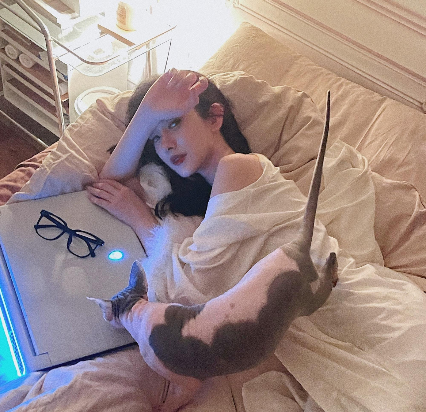 Loan Loan thường khoe cuộc sống xa hoa, đi du lịch nhiều nơi trên trang cá nhân. Cô không ngại quay lại quá trình phẫu thuật thẩm mỹ để có được nhan sắc hoàn hảo hiện tại. Người đẹp này còn chia sẻ các bí kíp làm đẹp để phục vụ chuyện riêng tư. Do đó, danh tiếng của Loan Loan không đẹp trong mắt công chúng. Fan của Lý Dịch Phong từng phản đối khi biết tin thần tượng hẹn hò với cô.