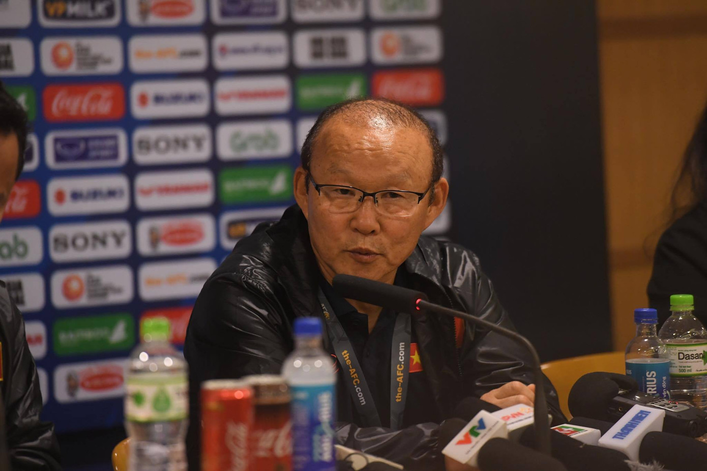 CĐV vỡ oà sau khi U23 Việt Nam đè bẹp Thái Lan, đoạt vé VCK U23 châu Á ảnh 2