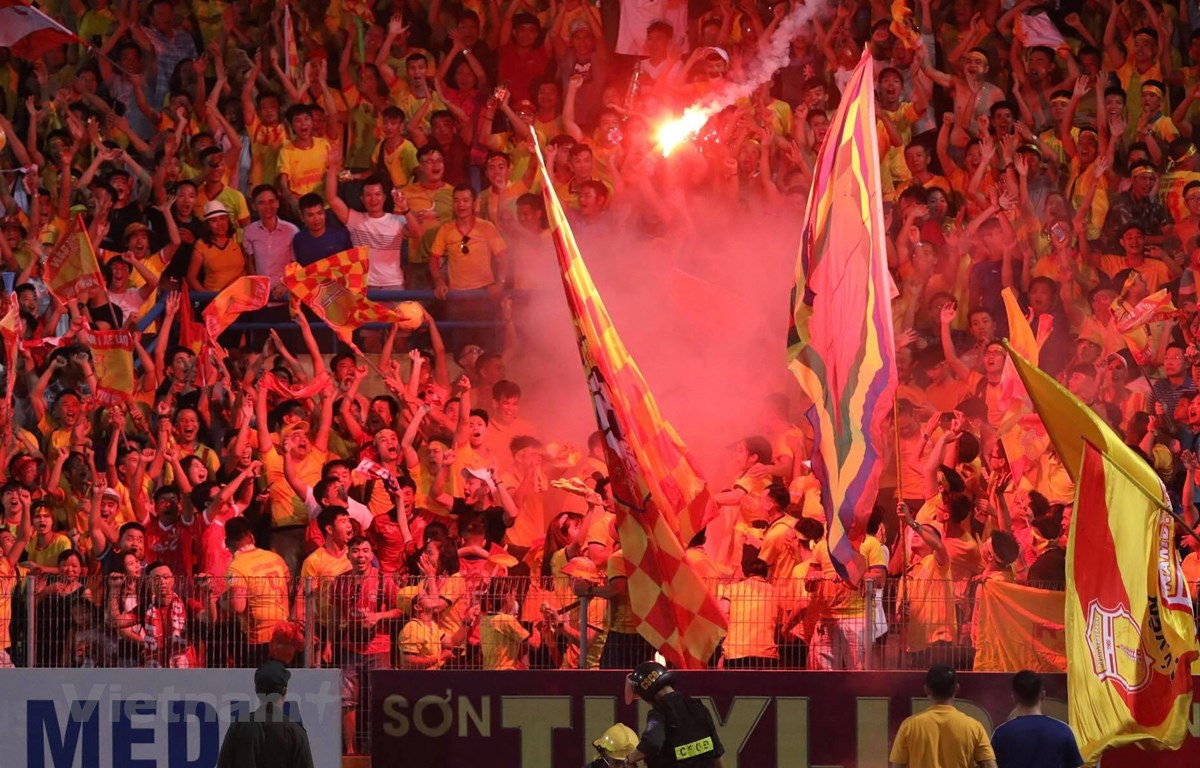 VFF ra án phạt 'kịch khung' với sân Hàng Đẫy về sự cố pháo sáng ảnh 1