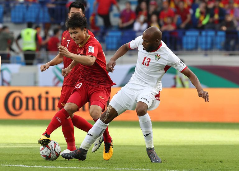 Các 'ông lớn' ngân hàng thưởng nóng tuyển Việt Nam ảnh 2