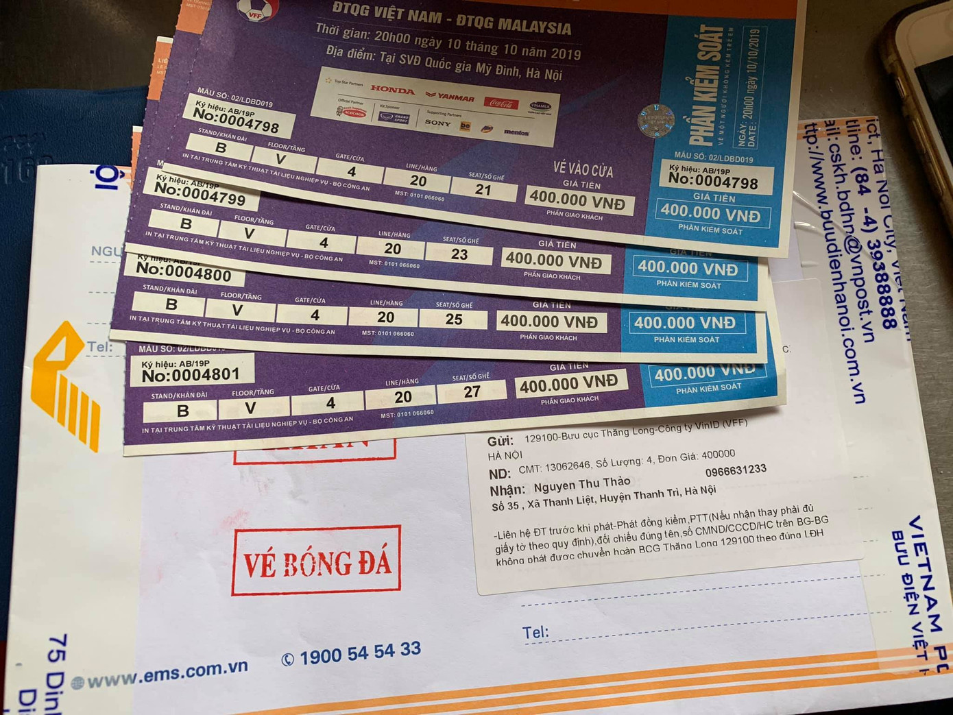 Bán vàng mua vé xem đội tuyển Việt Nam đấu Malaysia ảnh 1