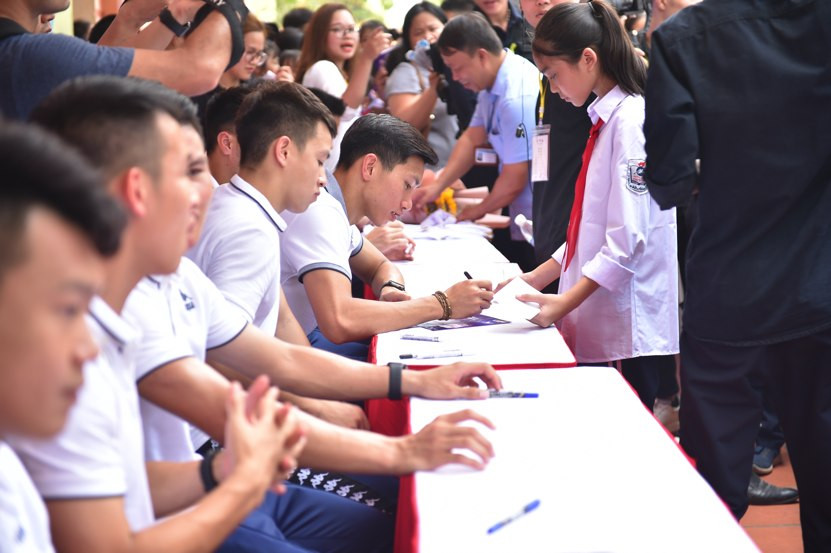 CLB Hà Nội phủ nhận thông tin Văn Hậu được doanh nghiệp Việt Nam trả lương ảnh 1