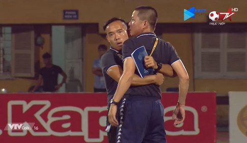 Bầu Hiển muốn nêu gương, HLV Hà Nội sao lại thế này? ảnh 1