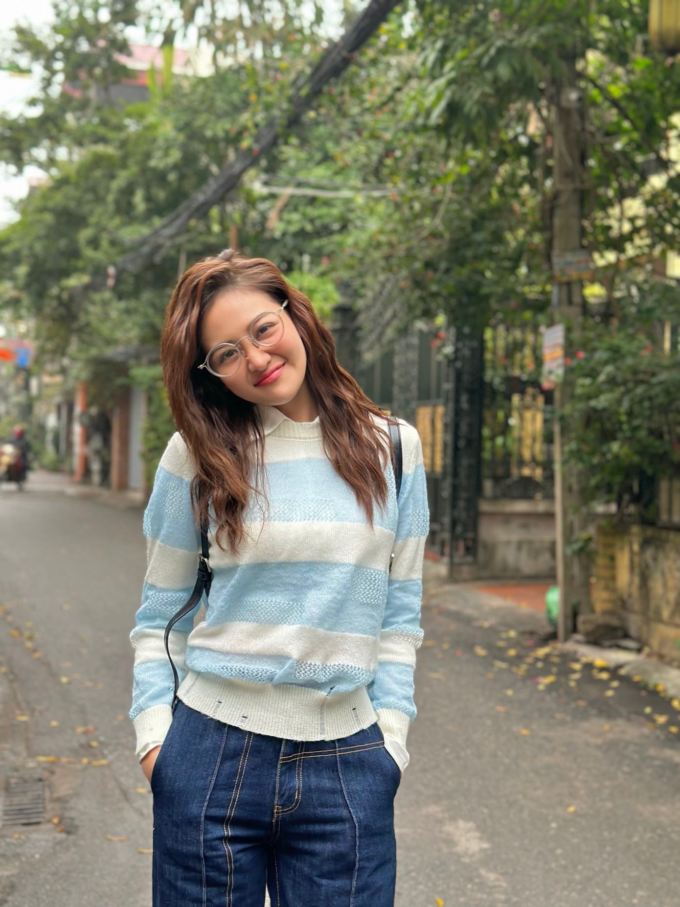 Trong suy nghĩ của Thùy Anh, phục trang không được màu mè, diêm dúa nhưng phải giữ chất nữ tính nhất định của cô thợ bánh Ly.