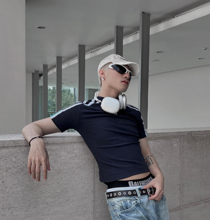 Nam ca sĩ thể hiện sự cá tính mang hơi hướng nổi loạn ở phong cách đời thường. Nam ca sĩ thể hiện sự cá tính mang hơi hướng nổi loạn ở phong cách đời thường.