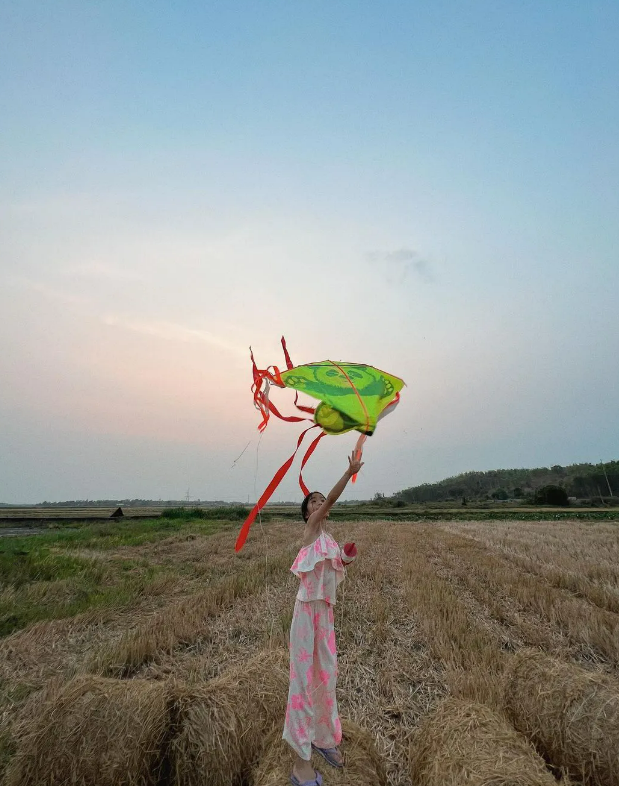 Tuy nhiên, cô thỉnh thoảng cũng chia sẻ những khoảnh khắc đáng yêu, vui vẻ trong cuộc sống thường ngày của các con. Tuy nhiên, cô thỉnh thoảng cũng chia sẻ những khoảnh khắc đáng yêu, vui vẻ trong cuộc sống thường ngày của các con.
