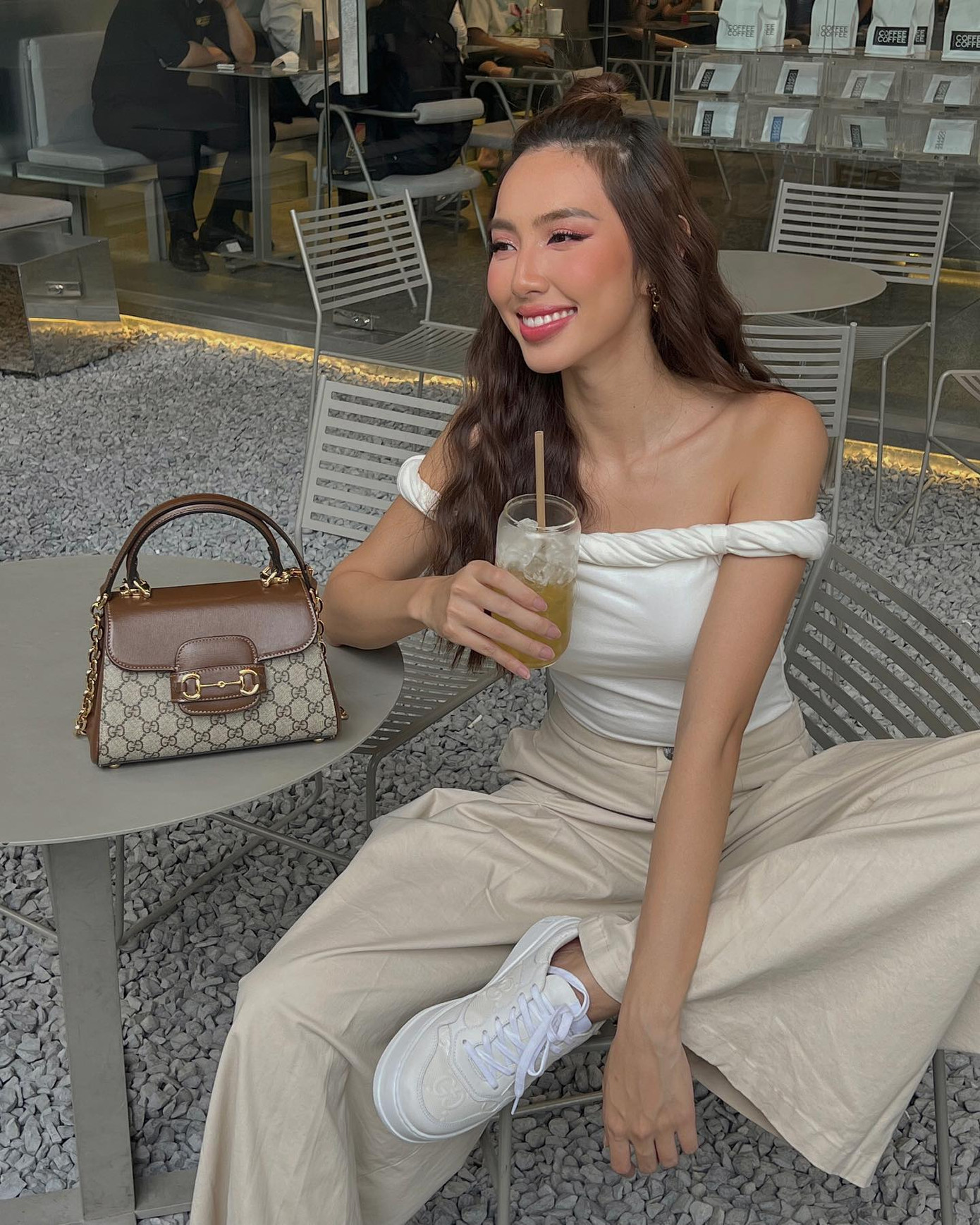 Mới đây, Thùy Tiên khoe ảnh dạo phố đầu năm với bộ trang phục năng động, trẻ trung. Mẫu túi Horsebit 1955 có giá gần 80 triệu đồng giúp tạo điểm nhấn cho bức ảnh.