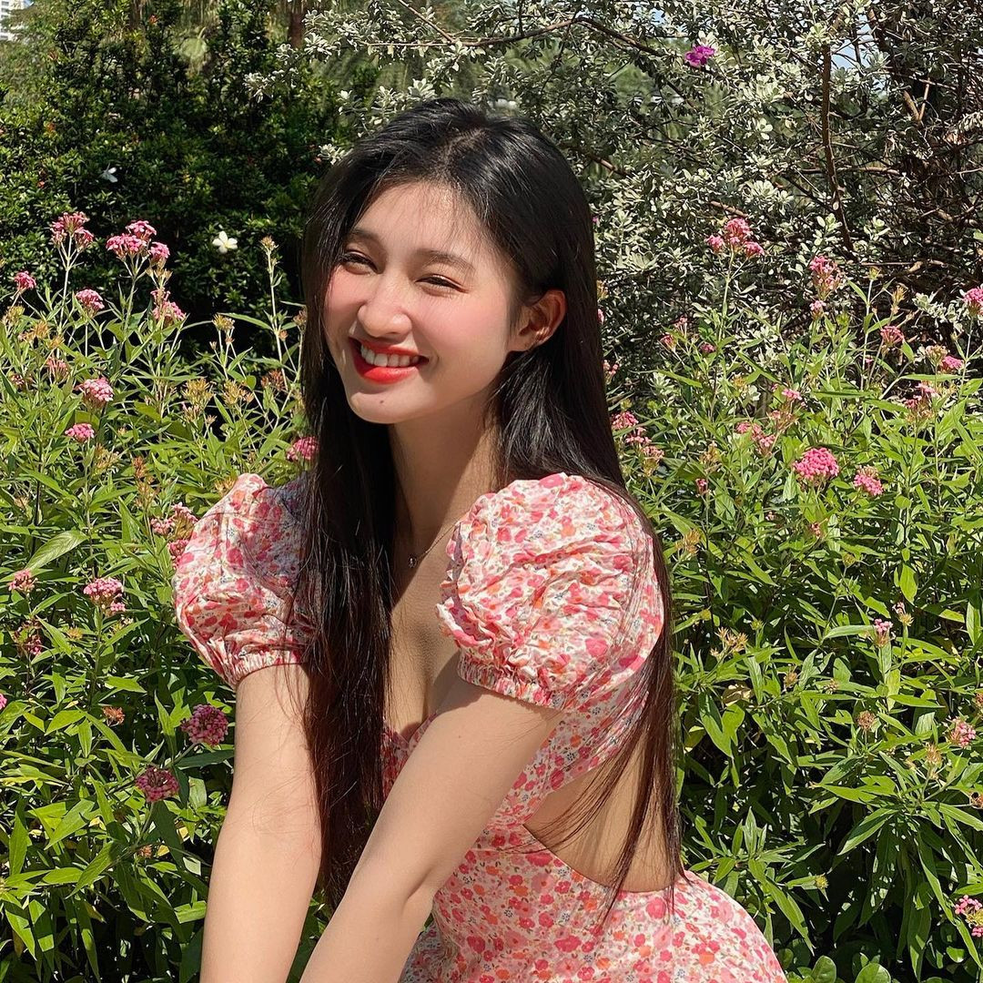 Diện chiếc váy hoa màu hồng, người đẹp chọn để tóc thẳng, trang điểm nhẹ nhàng, khoe làn da trắng mịn màng không tì vết.