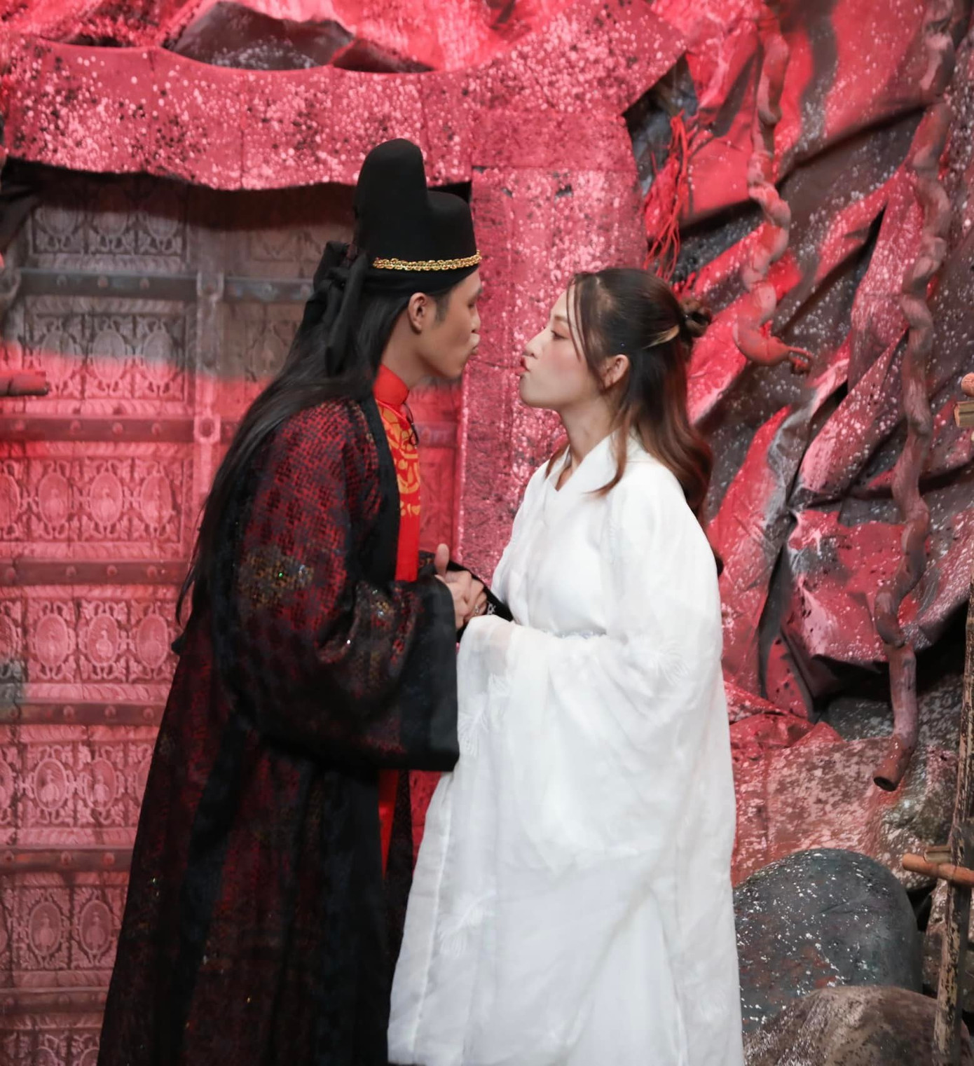 Trên sóng truyền hình, Gin Tuấn Kiệt và Puka luôn có những màn tương tác rất ăn ý, vui vẻ trò chuyện, đùa giỡn với nhau.