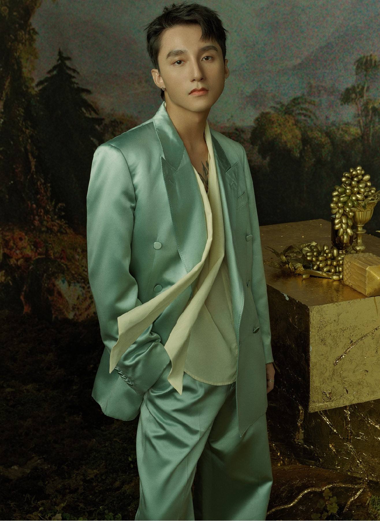 Set đồ có giá khoảng 400 triệu đồng đến từ nhà mốt Gucci của Sơn Tùng M-TP. Set đồ có giá khoảng 400 triệu đồng đến từ nhà mốt Gucci của Sơn Tùng M-TP.