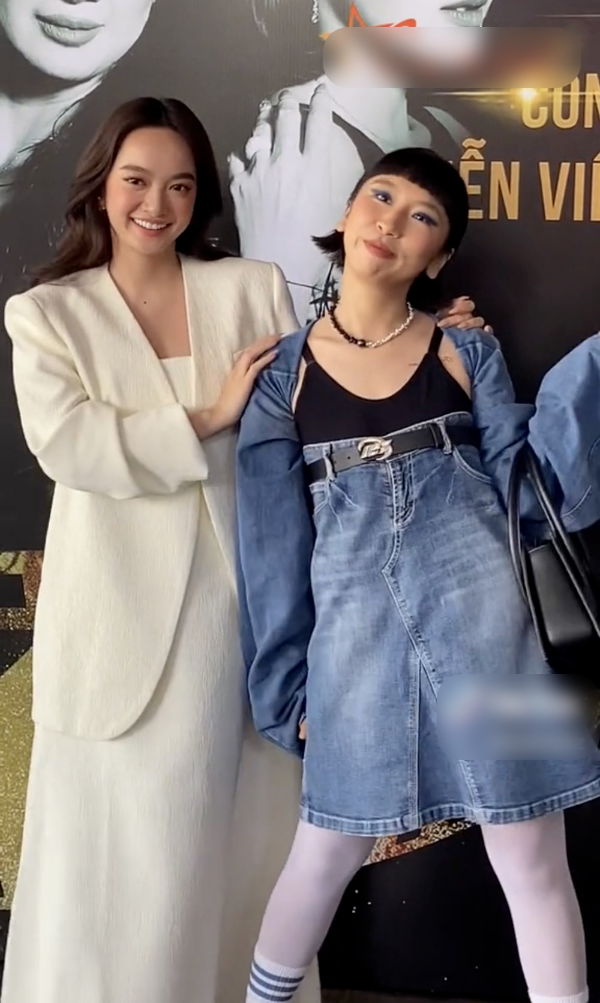 Trang Hý từng bị một số khán giả trừ điểm vì kiểu ăn mặc lạ lùng. Trang Hý từng bị một số khán giả trừ điểm vì kiểu ăn mặc lạ lùng.