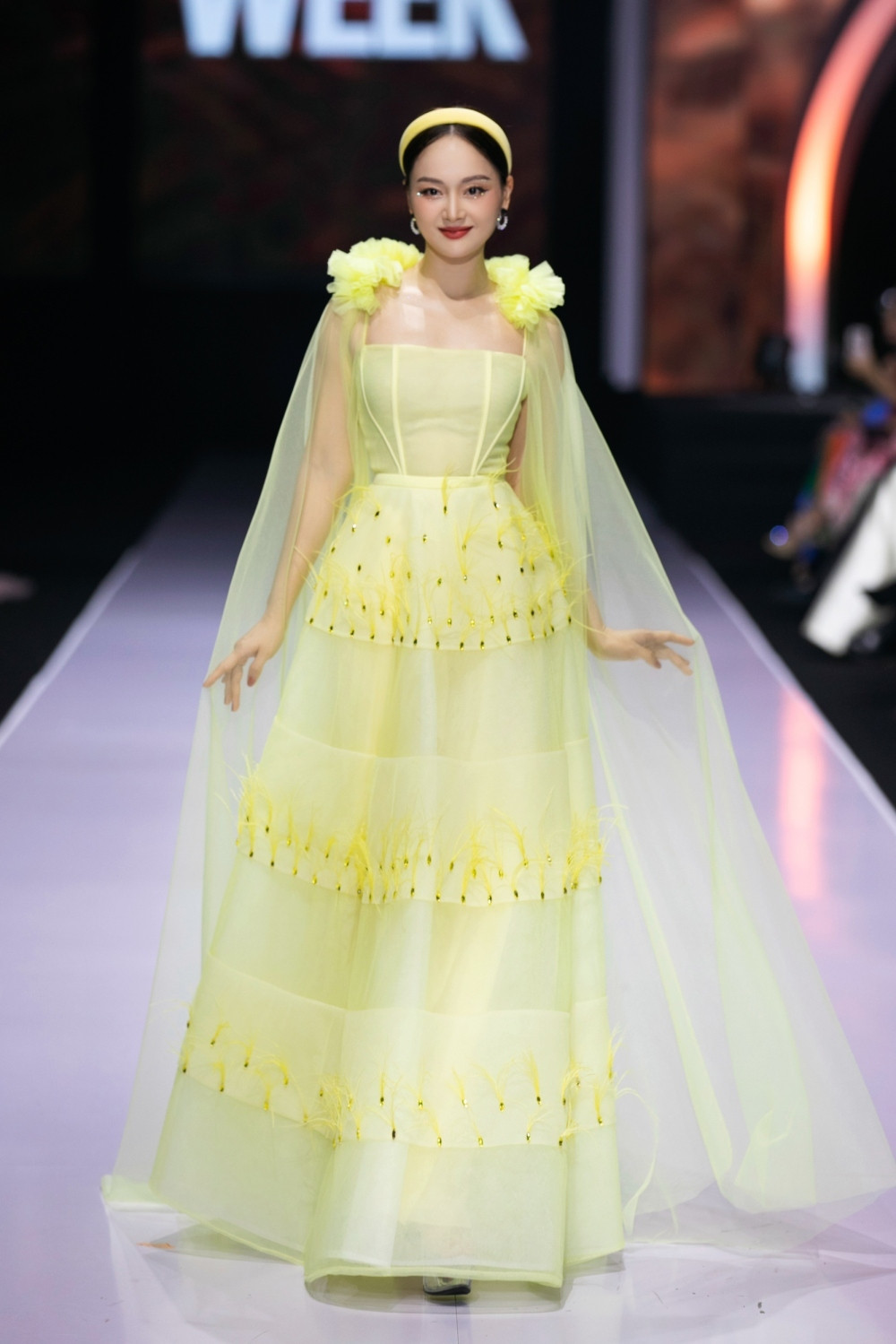 Làn da trắng của nữ diễn viên giúp tôn lên bộ đầm vàng bay bổng lấy cảm hứng từ vẻ đẹp của người phụ nữ Bắc Bộ. Làn da trắng của nữ diễn viên giúp tôn lên bộ đầm vàng bay bổng lấy cảm hứng từ vẻ đẹp của người phụ nữ Bắc Bộ.