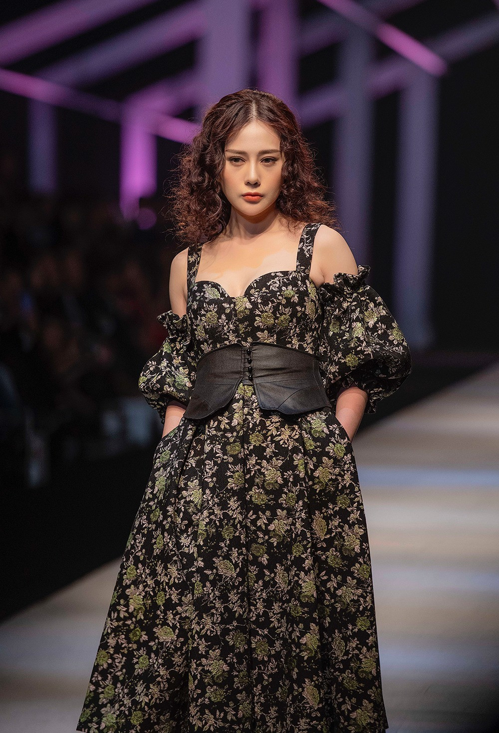 Mỗi lần xuất hiện trên sàn runway, Phương Oanh lại cho thấy thần thái và kỹ năng tốt. Mỗi lần xuất hiện trên sàn runway, Phương Oanh lại cho thấy thần thái và kỹ năng tốt.