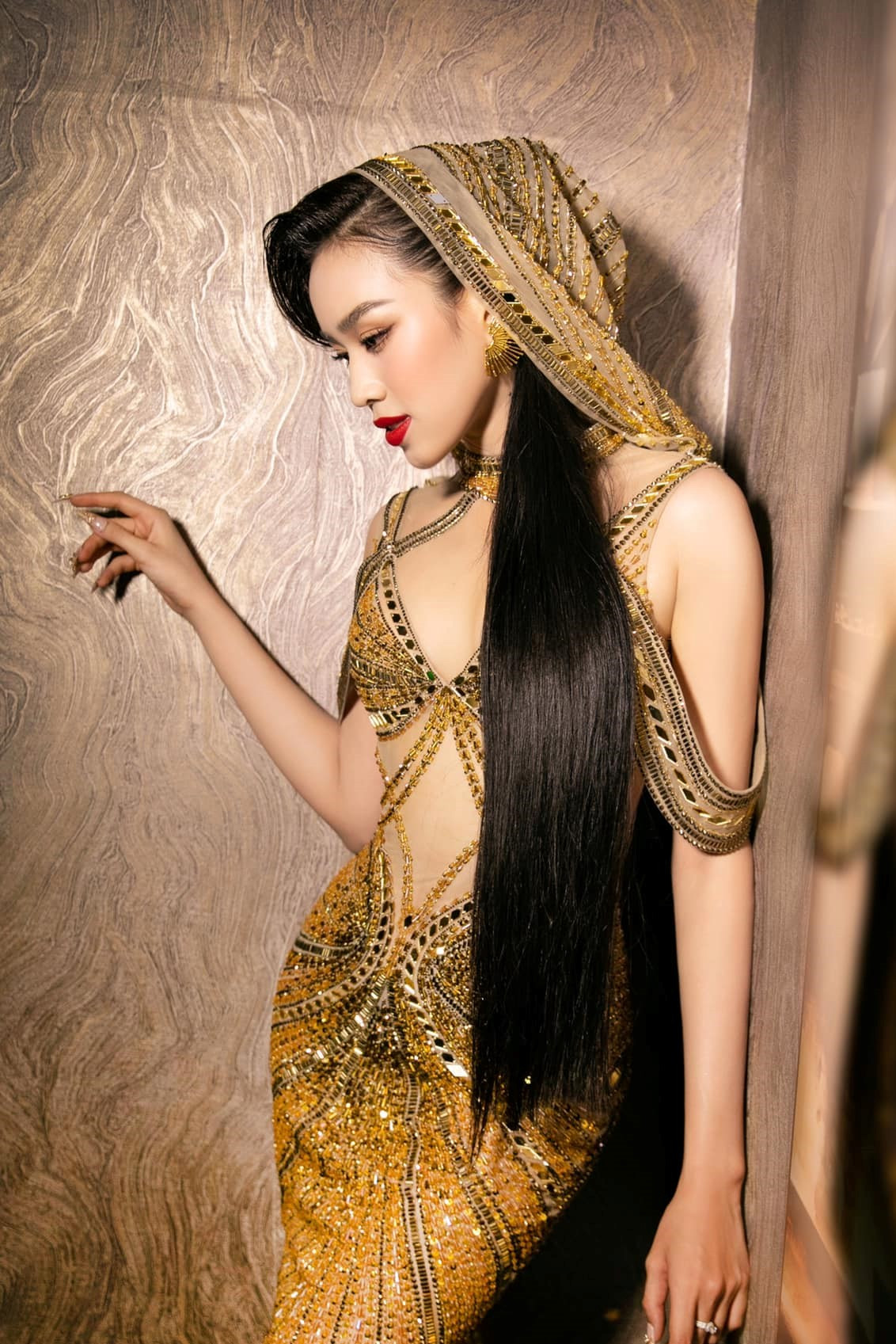 Ở Việt Nam, không khó để bắt gặp những thiết kế trang phục váy, áo kèm mũ trùm đầu. Đây là xu thế đang được các NTK Việt yêu thích trong thời gian gần đây.