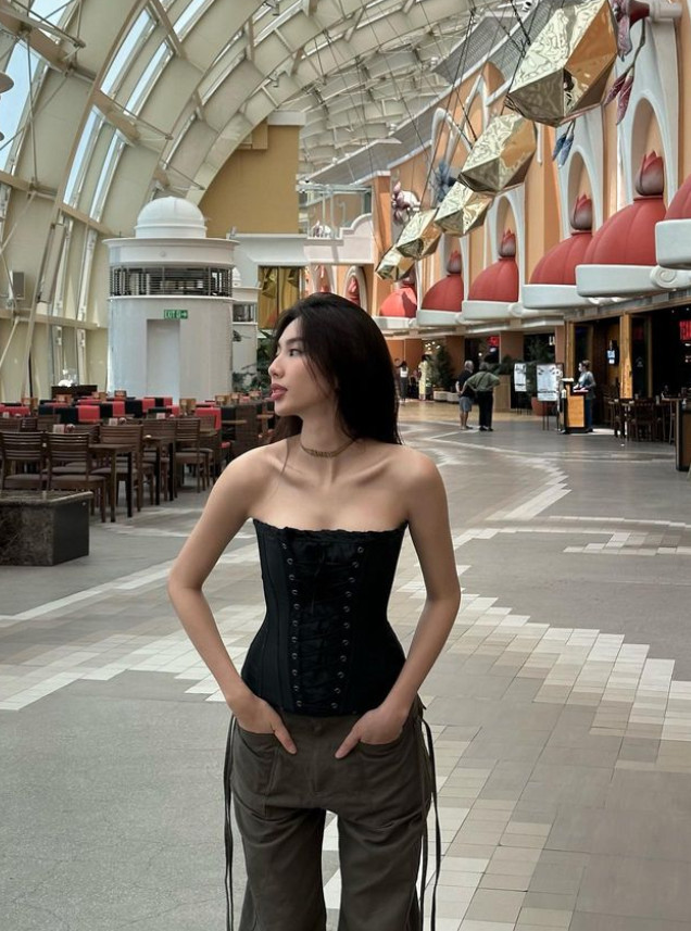 Áo corset màu đen bó sát kết hợp cùng chiếc quần ống rộng và vòng choker giúp tổng thể nhìn vô cùng năng động, cá tính. Áo corset màu đen bó sát kết hợp cùng chiếc quần ống rộng và vòng choker giúp tổng thể nhìn vô cùng năng động, cá tính.