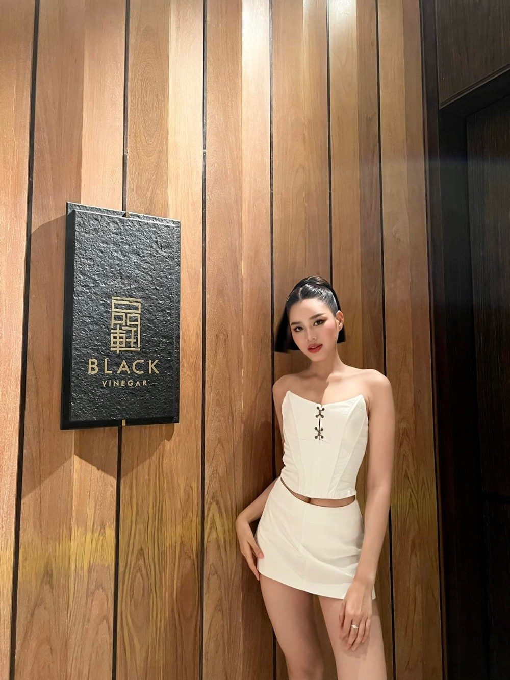 Trong một sự kiện, Hoa hậu Đỗ Thị Hà gây ấn tượng với mái tóc khác lạ, mix áo crop-top kiểu corset với chân váy ngắn màu trắng để khoe đôi chân dài thương hiệu.