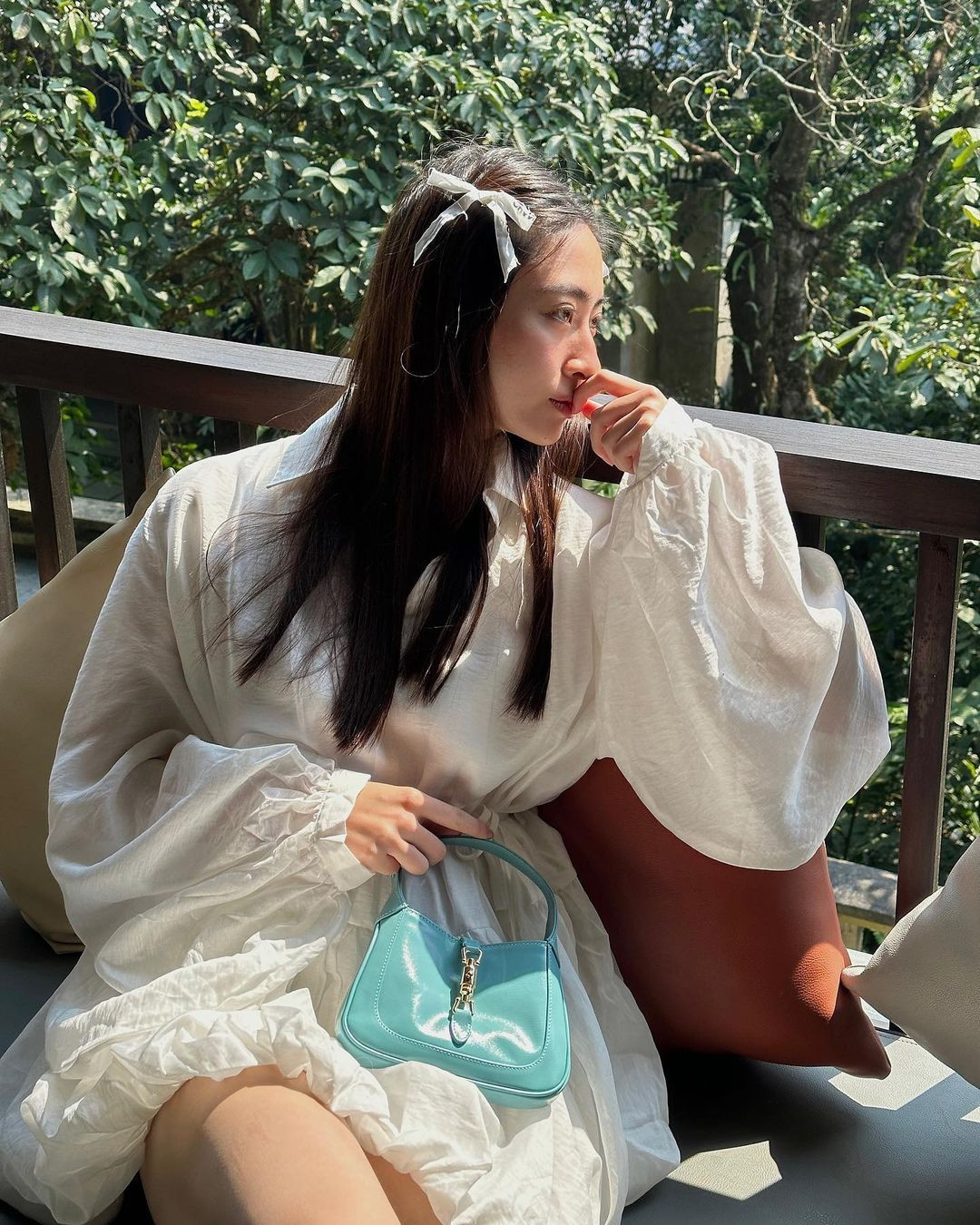 Chiếc túi Gucci Jackie 1961 mini màu xanh có giá gần 60 triệu được người đẹp kết hợp cùng váy trắng điệu đà tạo nên tổng thể nữ tính.