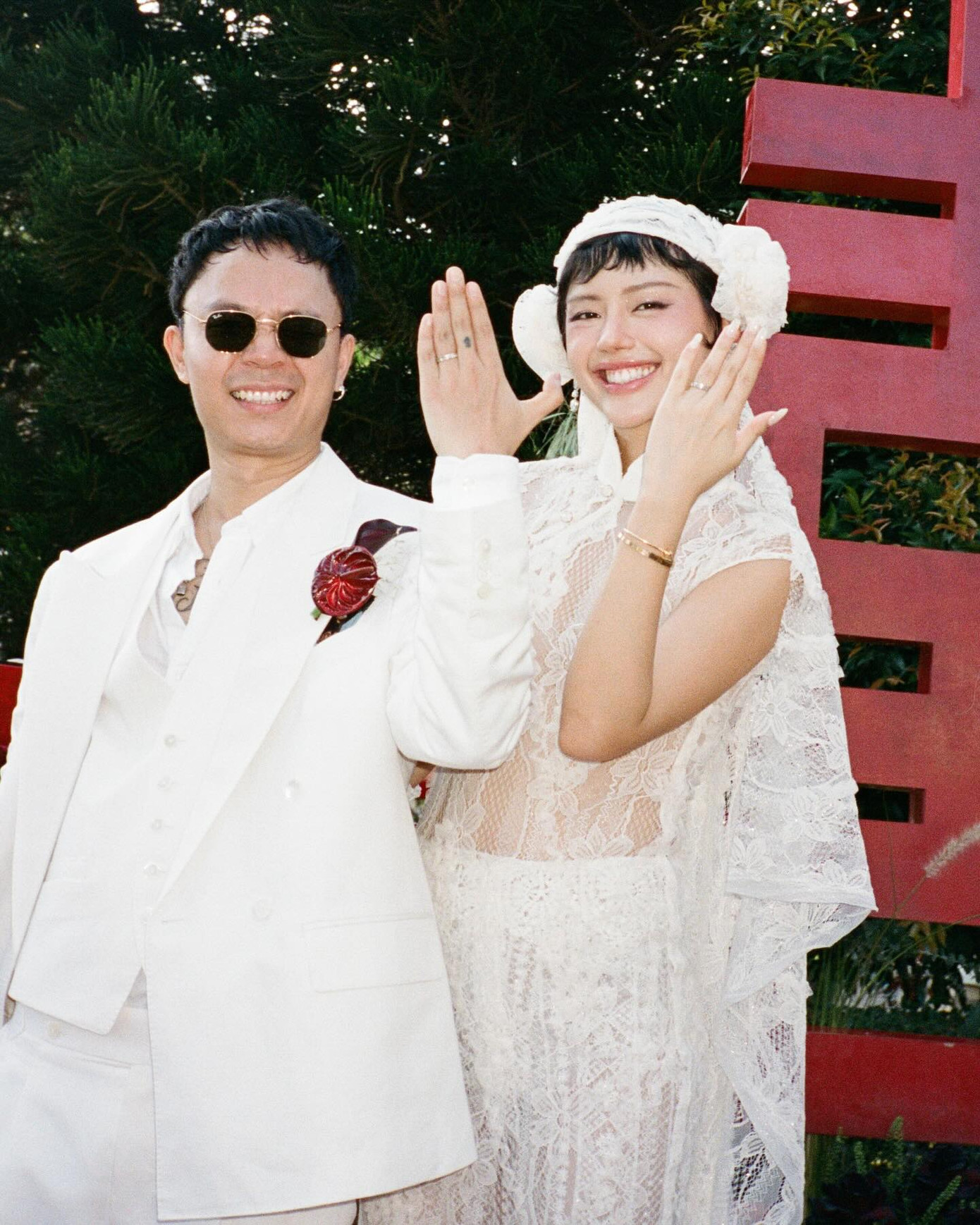 Cuối tháng 4, người đẹp chính thức thông báo đã được bạn trai - Vũ Minh Kông cầu hôn sau hơn nửa thập kỷ hẹn hò. Cuối tháng 4, người đẹp chính thức thông báo đã được bạn trai - Vũ Minh Kông cầu hôn sau hơn nửa thập kỷ hẹn hò.