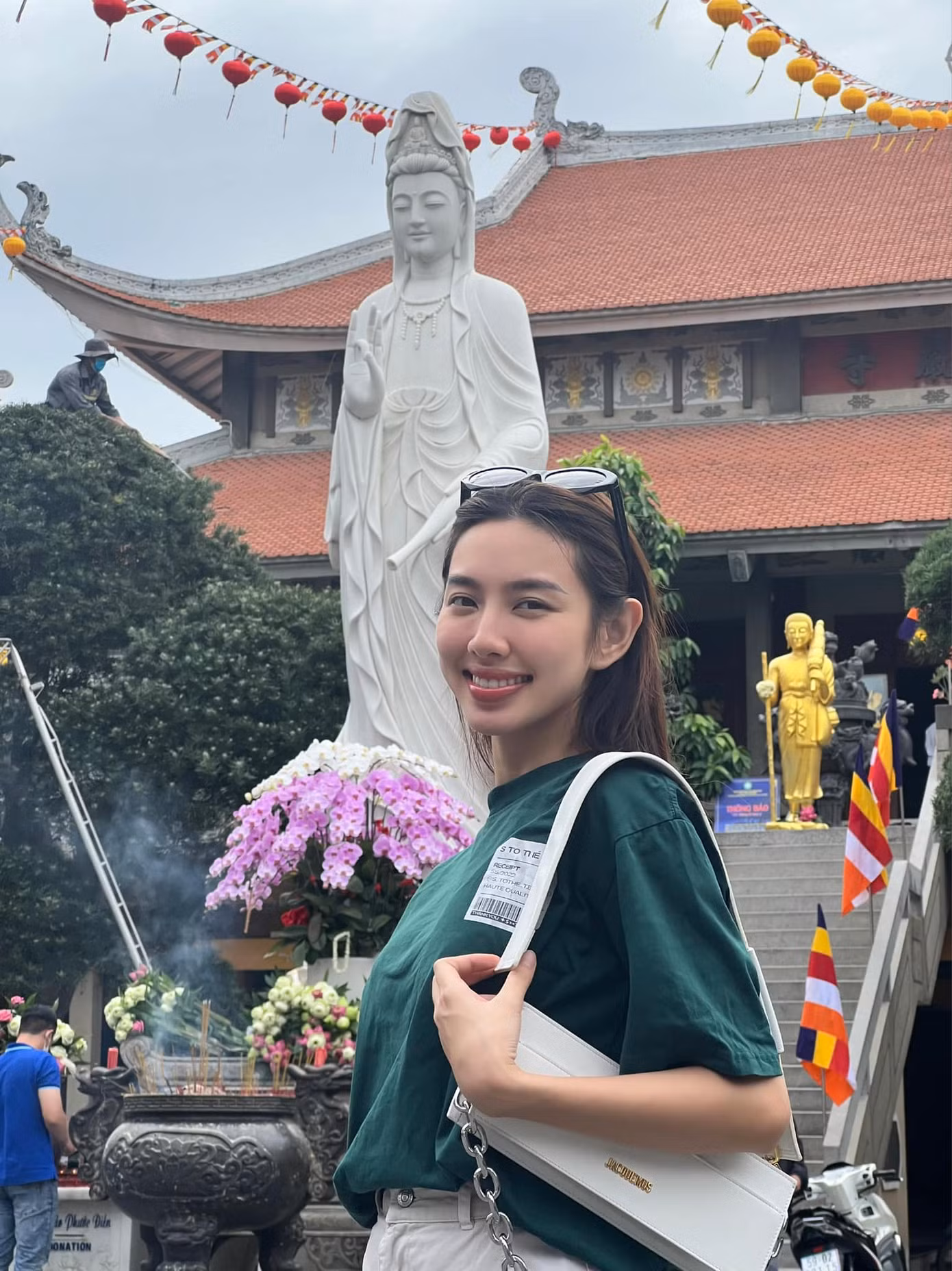 Chiếc túi Jacquemus Le Ciuciu với thiết kế màu trắng đơn giản, dễ phối đồ (khoảng 22 triệu đồng) được Thùy Tiên thường xuyên diện.