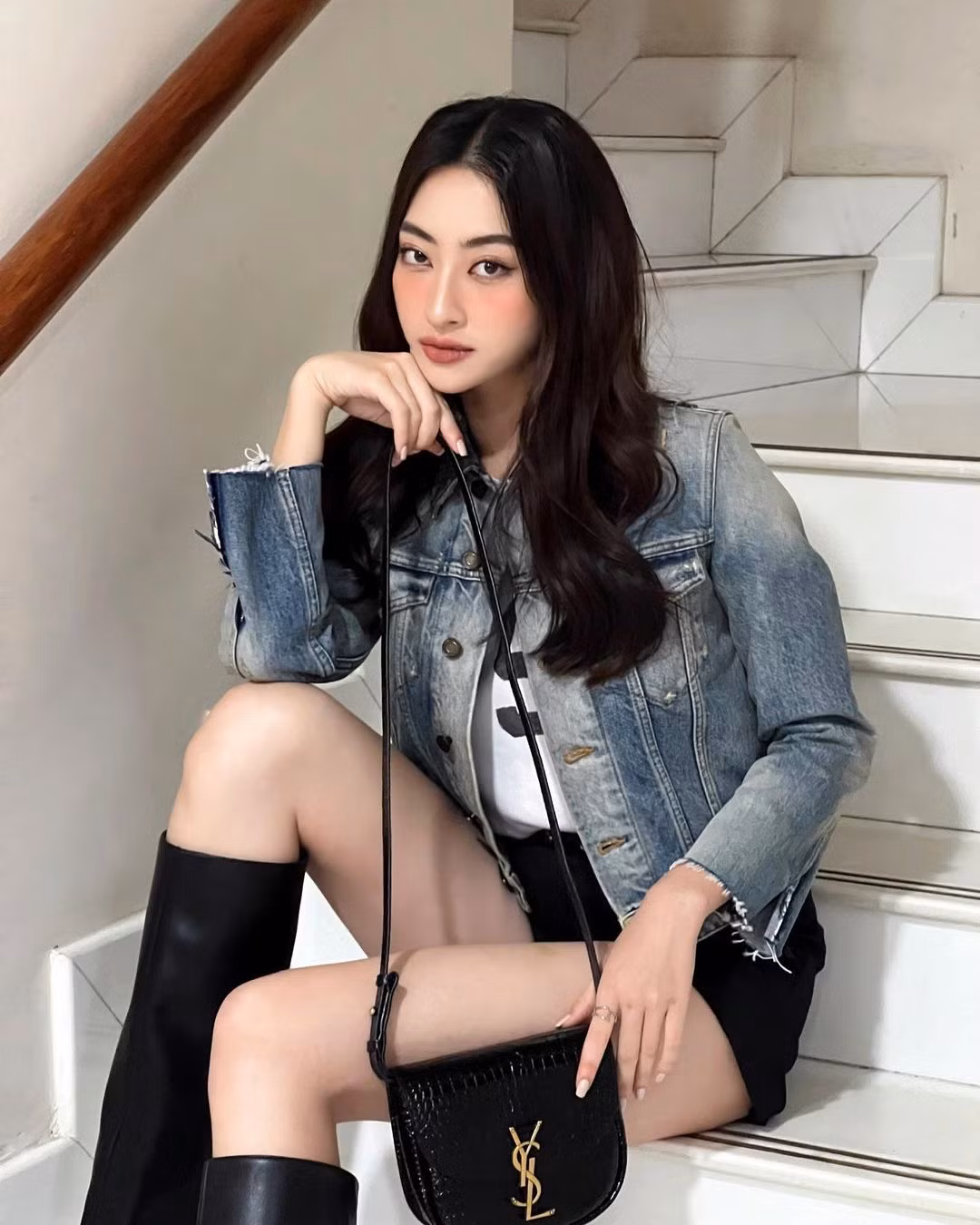 Thời trang khi xuống phố thường sẽ được kết hợp với những chiếc túi nhỏ gọn, bắt mắt.