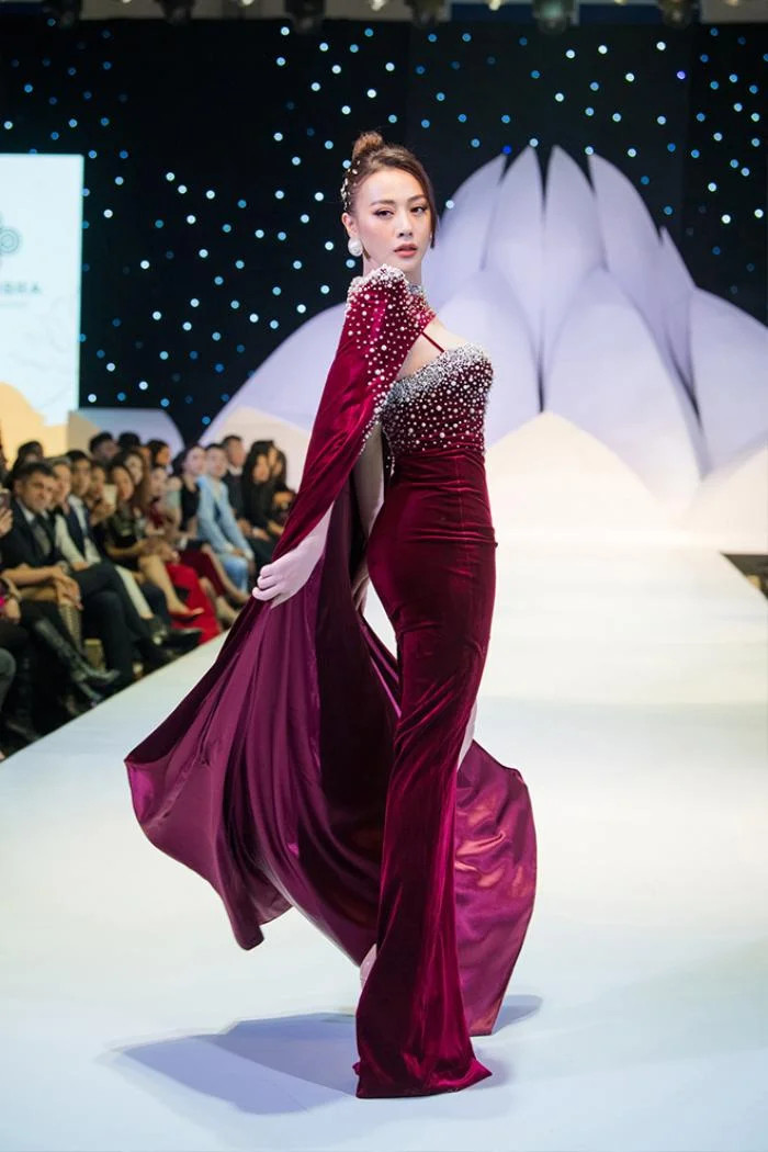 Sau khi chuyển hướng làm diễn viên, Phương Oanh vẫn nhiều lần trở lại sàn catwalk. Sau khi chuyển hướng làm diễn viên, Phương Oanh vẫn nhiều lần trở lại sàn catwalk.