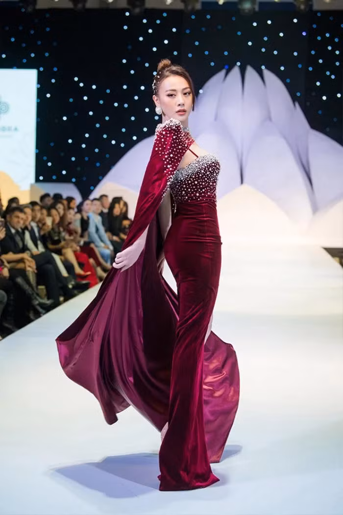 Sau khi chuyển hướng làm diễn viên, Phương Oanh vẫn nhiều lần trở lại sàn catwalk.