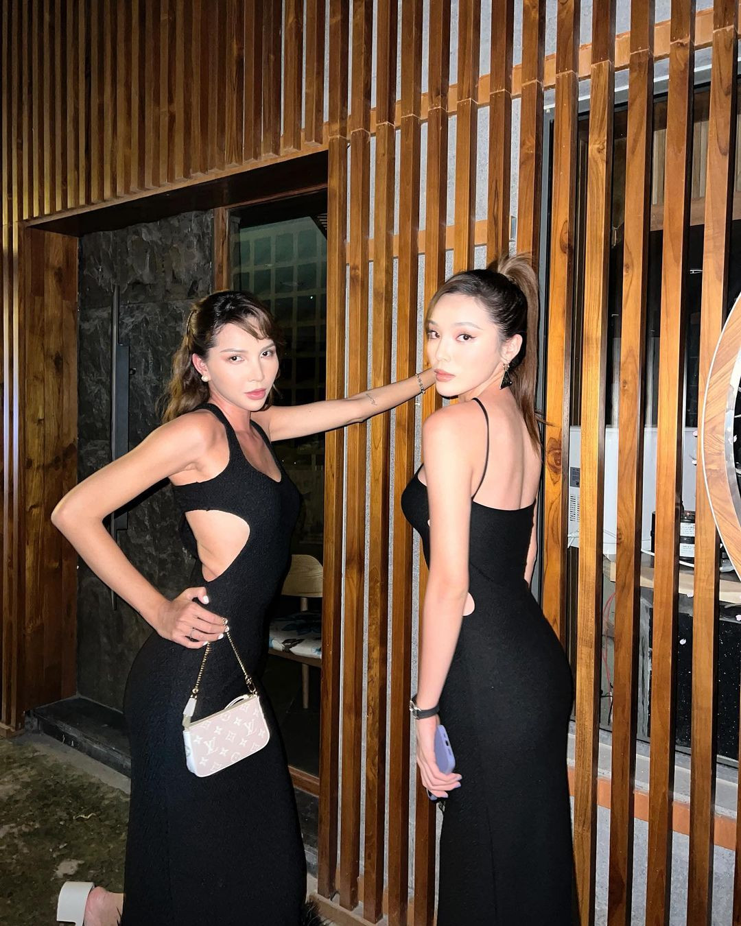 Diện trang phục váy body với phần cắt eo tinh tế, cả hai chiếm tâm điểm với gương mặt thần thái, quyến rũ.