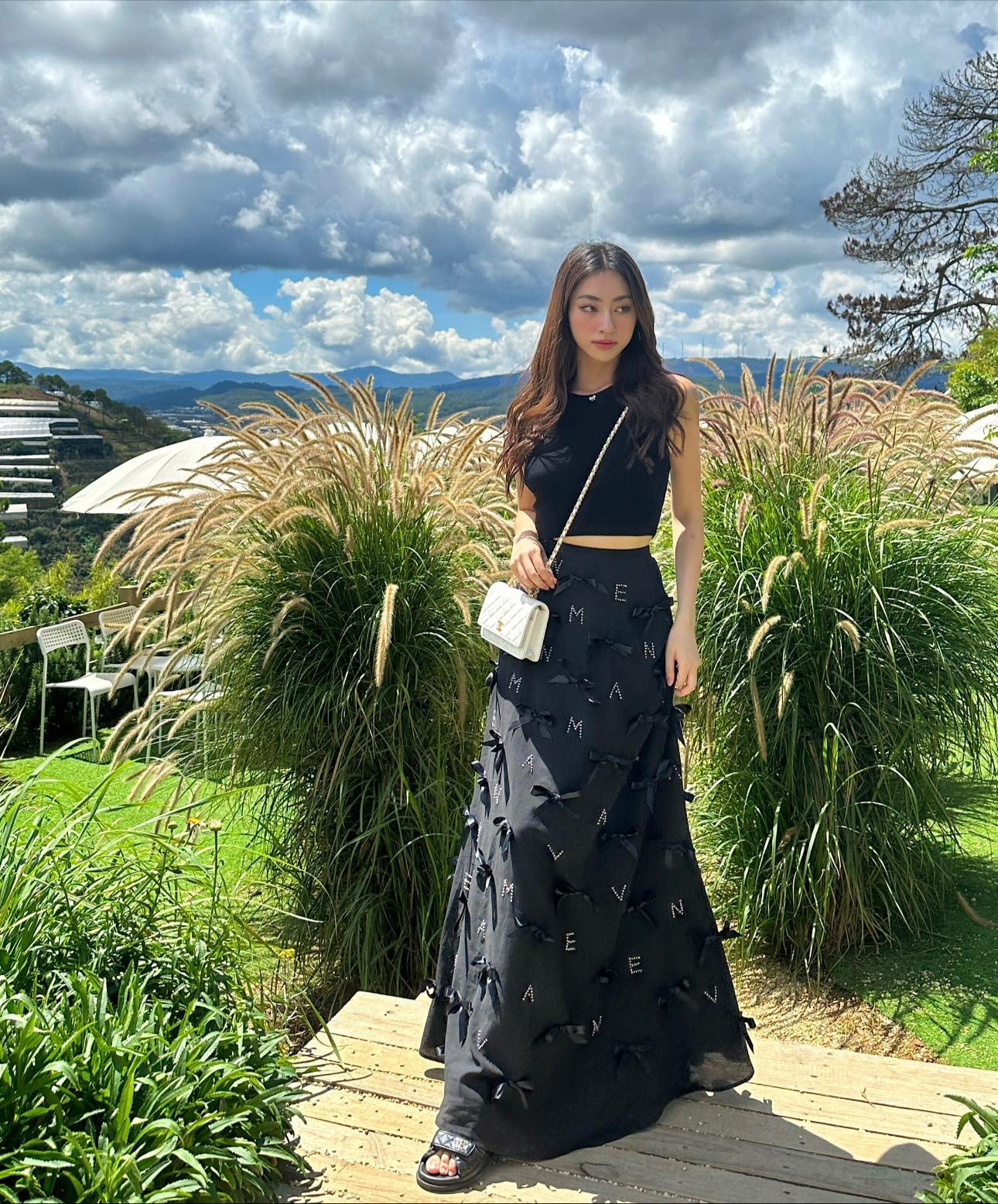 Dù chỉ sử dụng những item đơn giản nhưng Lương Thùy Linh vẫn khiến các tín đồ thời trang phải mê mẩn.