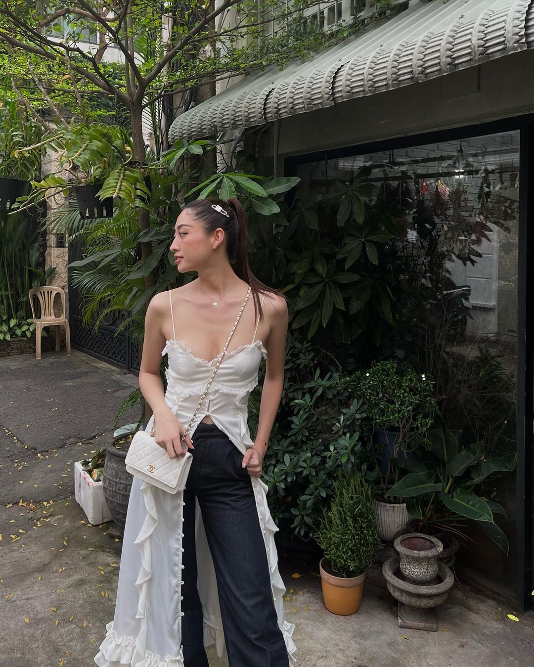 Túi xách trắng này là mẫu Chanel đầu tiên cô nàng có. Với giá hơn 100 triệu, Lương Linh mix cùng đồ dạo phố độc lạ.