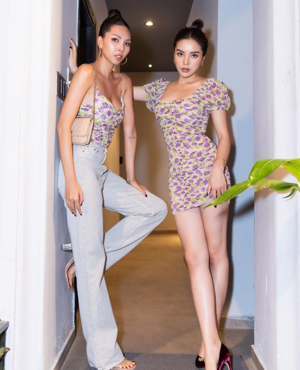 Cùng diện đồ hoa giống Kỳ Duyên, Minh Triệu tạo điểm nhấn nhờ phối với quần jeans và túi xách, tạo nên tổng thể cá tính.