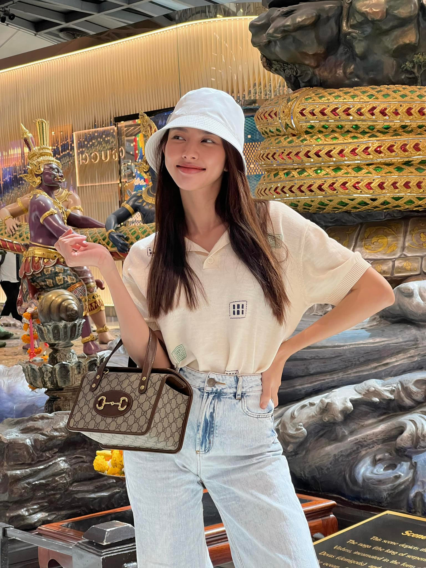 Chiếc túi Gucci Horsebit 1955 trị giá khoảng 42 triệu đồng trở thành mảnh ghép hoàn hảo cho set đồ năng động, trẻ trung của Thùy Tiên.