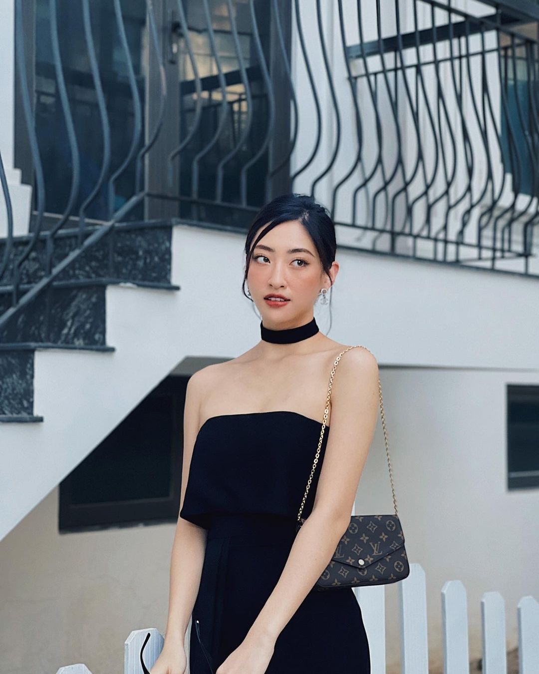 Kết hợp túi LV với váy cúp ngực đen quý phái, thần thái của nàng hậu thêm phần sang trọng.