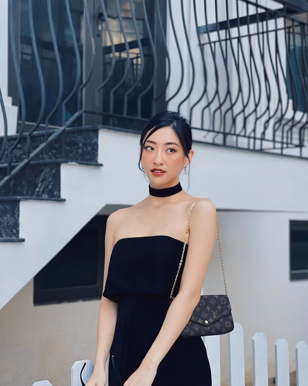 Kết hợp túi LV với váy cúp ngực đen quý phái, thần thái của nàng hậu thêm phần sang trọng.