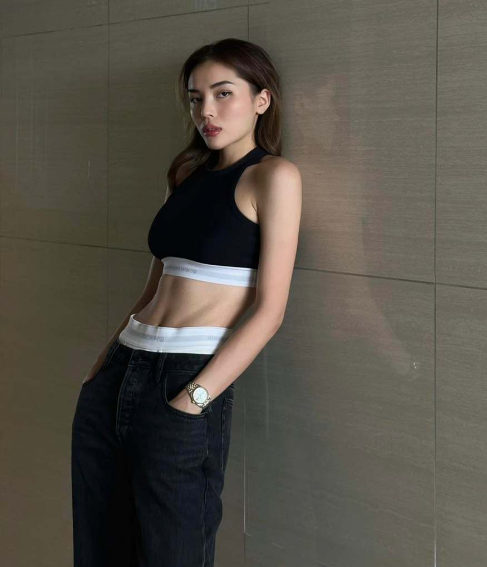 Crop-top ôm sát với phong cách sporty được Kỳ Duyên tích cực diện. Crop-top ôm sát với phong cách sporty được Kỳ Duyên tích cực diện.