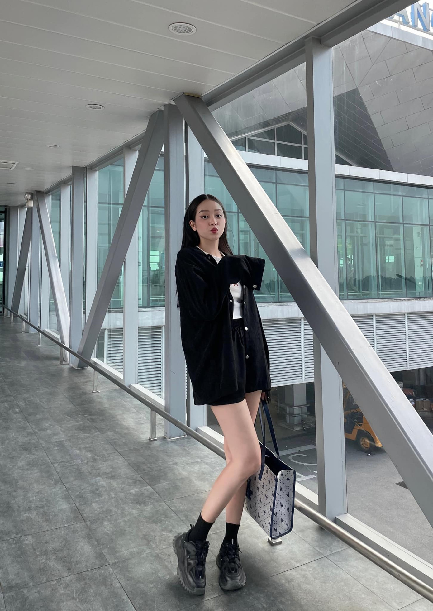 Nếu bạn thích phong cách khỏe khoắn, cá tính thì cách mix áo sơ mi đen với quần soóc và giày sneaker cùng màu như Hoa hậu Thanh Thủy là một gợi ý không tồi.