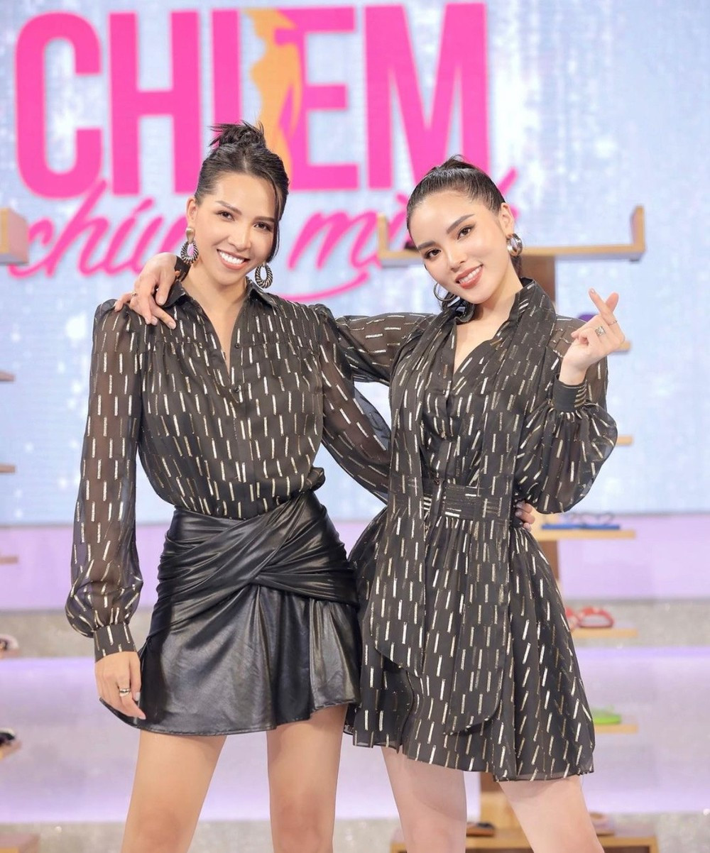 Cả hai ăn diện đồng điệu từ kiểu dáng, tông màu đến cách trang điểm.