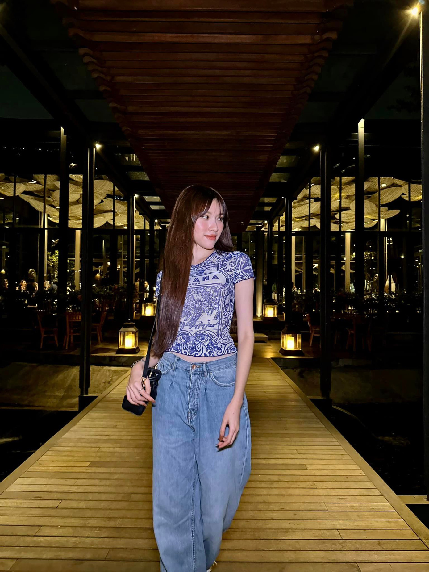 Thanh Thanh Huyền lên đồ đơn giản với gam màu xanh.